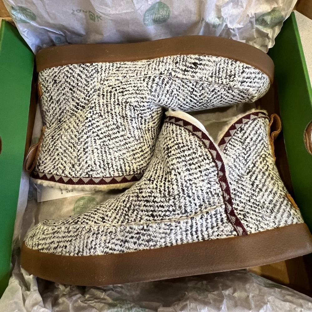 SANUK BOOTIES WOMEN’S SIZE 8